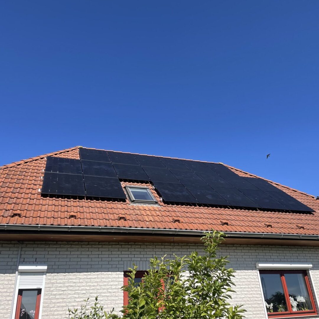 Einfamilienhaus Bungalow in Weyhe mit roten Dachziegel und Full Black Modulen inkl Speicher Dachstrom24 OST Energiebau GmbH